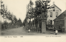 15433 Gezicht in een laan met rijen loofbomen te Woudenberg; met rechts de rechtergevel van een ANWB Bondscafé.